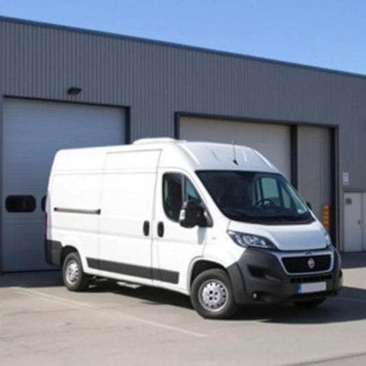 Fiat Ducato III Diesel 2.3 Multijet 130ch blanc devant un entrepôt